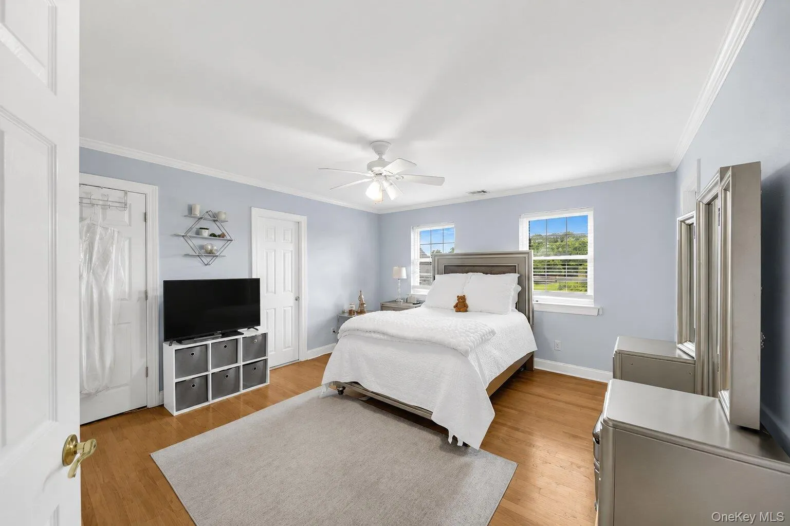 Royal Bedroom Suite (Bedroom 4) w. Hardwood Floors Royal Bedroom Suite (Bedroom 4) w. Hardwood Floors