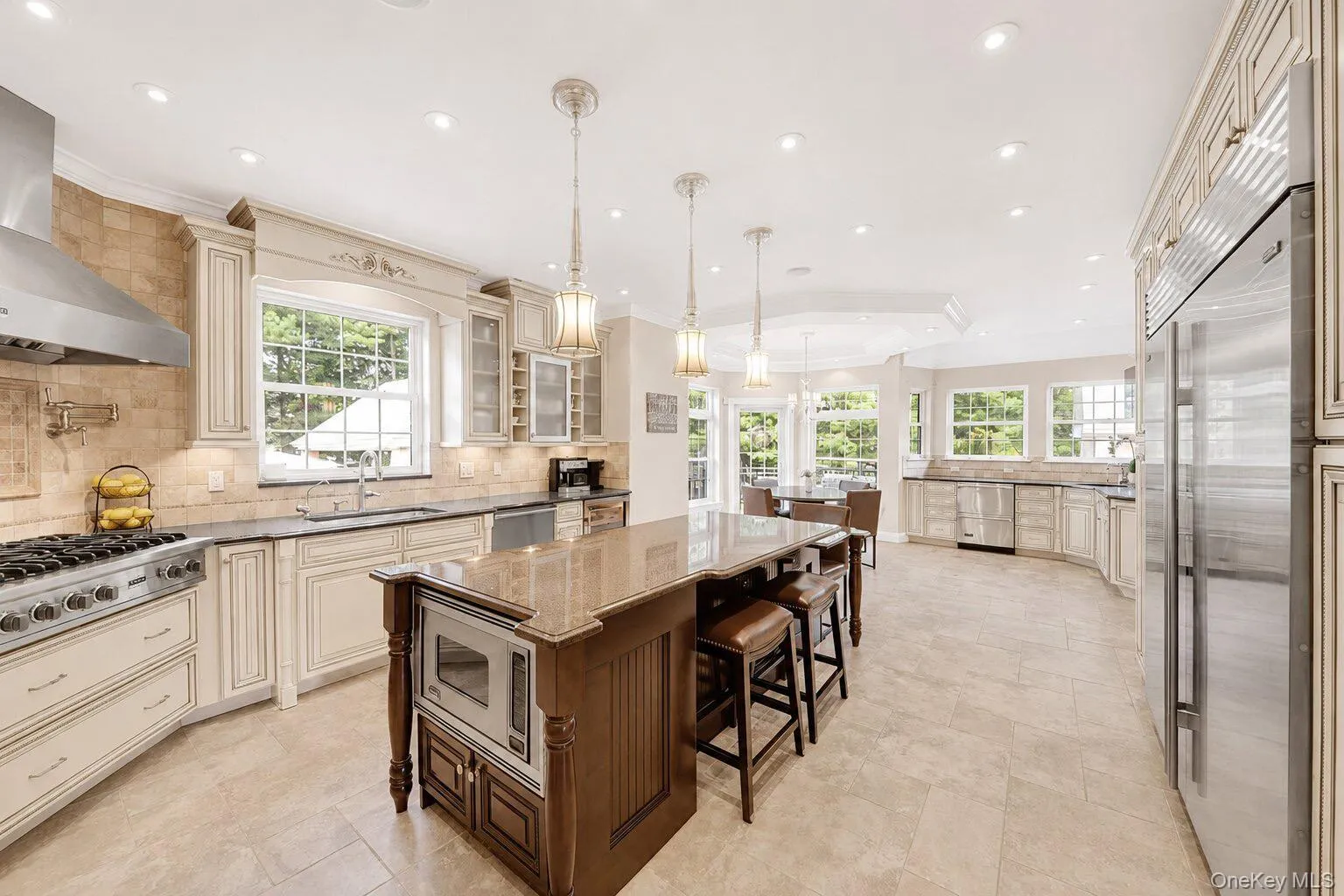 Gourmet Chef's Kitchen w. Premium Sub-Zero and Viking Appliances Gourmet Chef's Kitchen w. Premium Sub-Zero and Viking Appliances