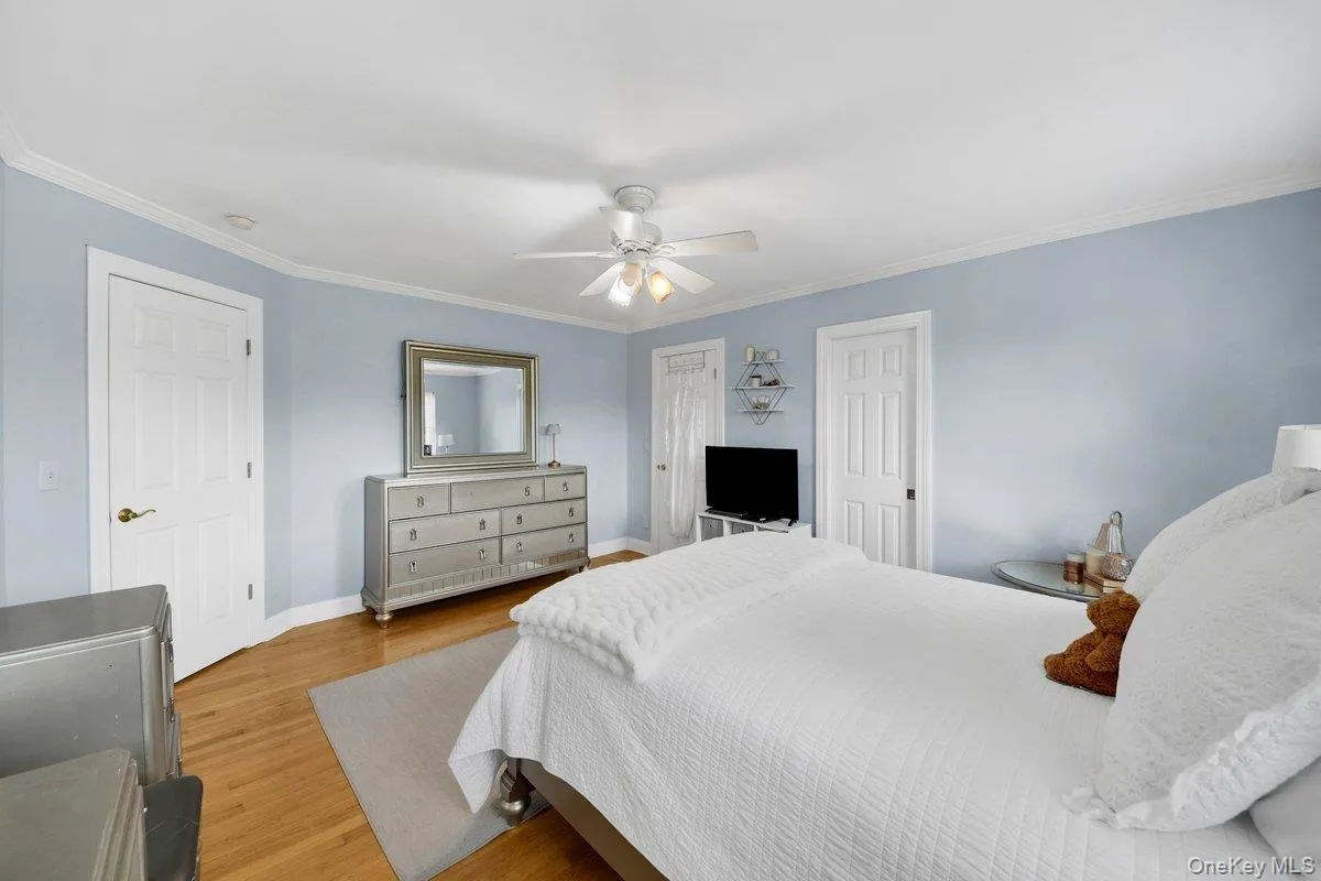 Walk-In Closet, En-Suite Bath, Access to Juliet Balcony Walk-In Closet, En-Suite Bath, Access to Juliet Balcony