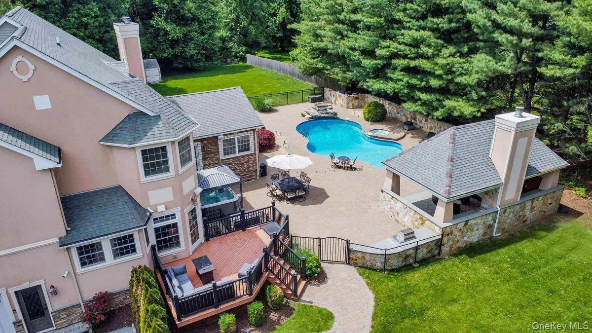 Resort-Like Corner Property w. Privacy Resort-Like Corner Property w. Privacy