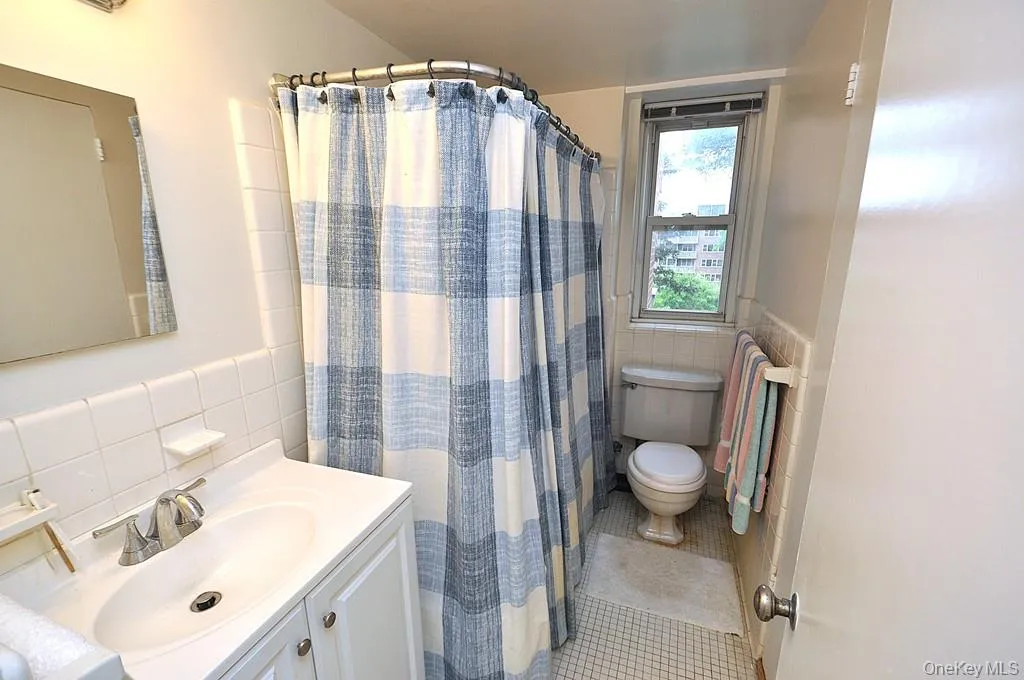 Full Bath with access from both the primary bedroom and hall via the half bath. Full Bath with access from both the primary bedroom and hall via the half bath.
