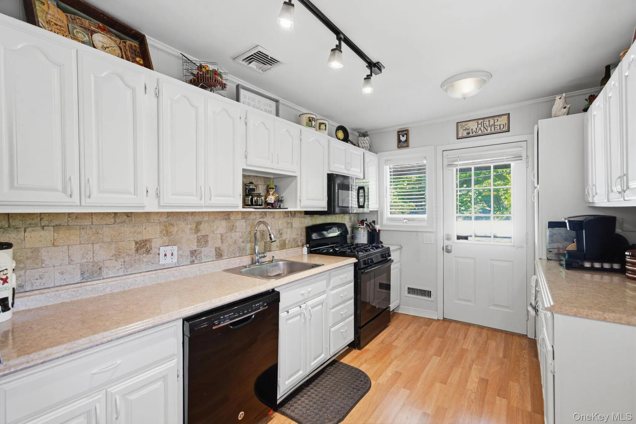 37 Coe Place, Huntington, NY, 3 Bedrooms Bedrooms, 6 Rooms Rooms,3 BathroomsBathrooms,Residential,For Rent,Coe,0,1003811 37 Coe Place, Huntington, NY, 3 Bedrooms Bedrooms, 6 Rooms Rooms,3 BathroomsBathrooms,Residential,For Rent,Coe,0,1003811