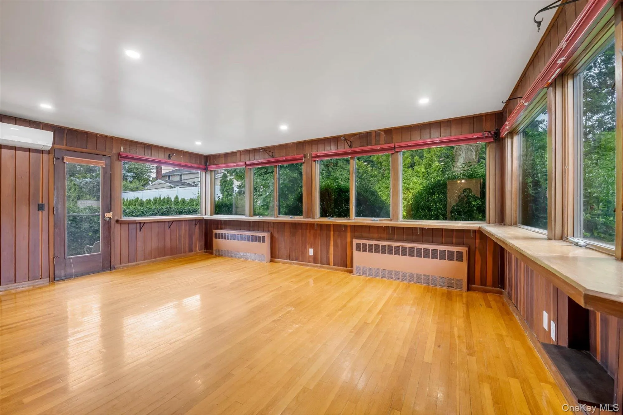 Huge Sunroom/Family Room Huge Sunroom/Family Room