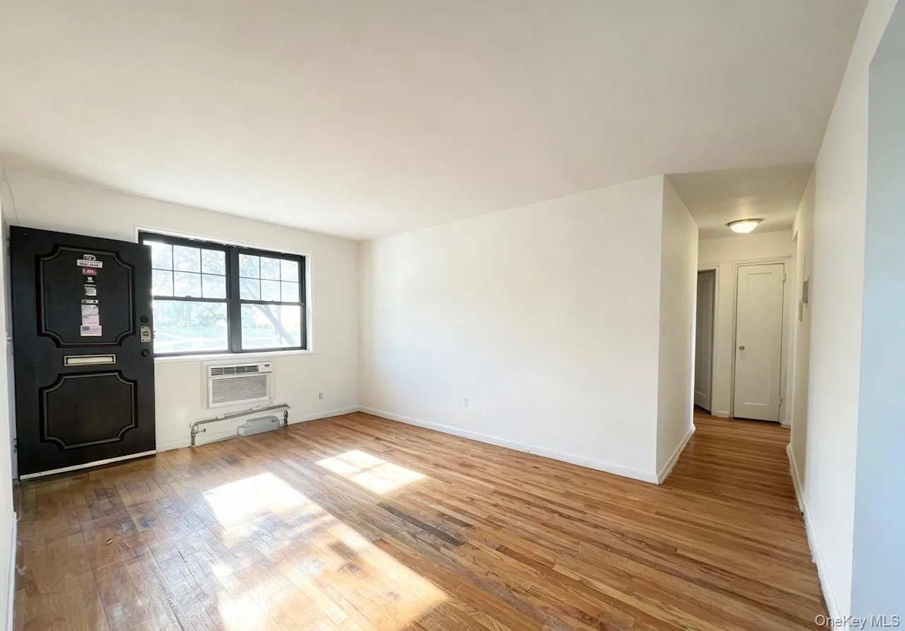 6722 136th Street, New York, NY, 3 Bedrooms Bedrooms, 6 Rooms Rooms,1 BathroomBathrooms,Residential,For Rent,136th Street,0,1003845 6722 136th Street, New York, NY, 3 Bedrooms Bedrooms, 6 Rooms Rooms,1 BathroomBathrooms,Residential,For Rent,136th Street,0,1003845