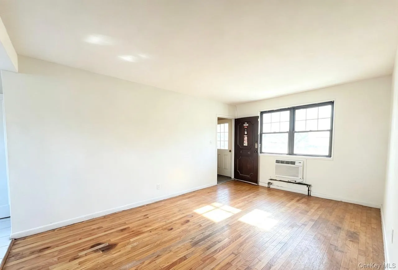 6722 136th Street, New York, NY, 3 Bedrooms Bedrooms, 6 Rooms Rooms,1 BathroomBathrooms,Residential,For Rent,136th Street,0,1003845 6722 136th Street, New York, NY, 3 Bedrooms Bedrooms, 6 Rooms Rooms,1 BathroomBathrooms,Residential,For Rent,136th Street,0,1003845