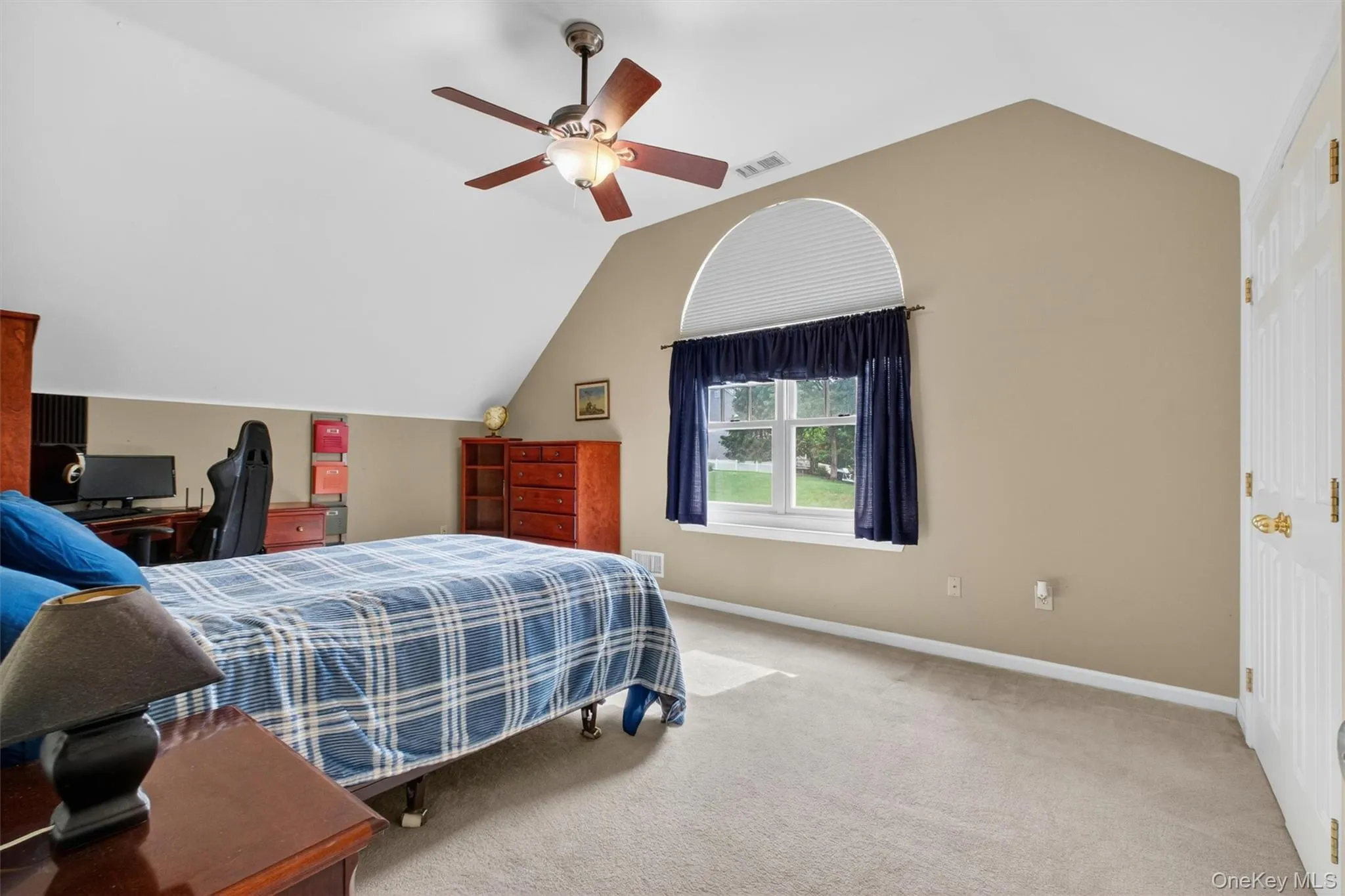 Bright and spacious additional bedroom perfect for guests, office, or playroom Bright and spacious additional bedroom perfect for guests, office, or playroom