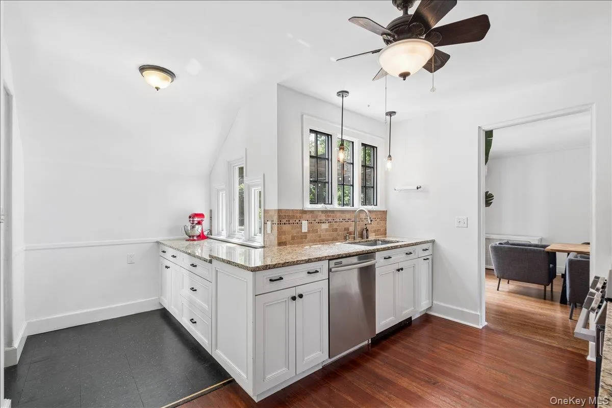 105 Longview Avenue, White Plains, NY, 4 Bedrooms Bedrooms, 8 Rooms Rooms,2 BathroomsBathrooms,Residential,For Rent,Longview,0,1003870 105 Longview Avenue, White Plains, NY, 4 Bedrooms Bedrooms, 8 Rooms Rooms,2 BathroomsBathrooms,Residential,For Rent,Longview,0,1003870