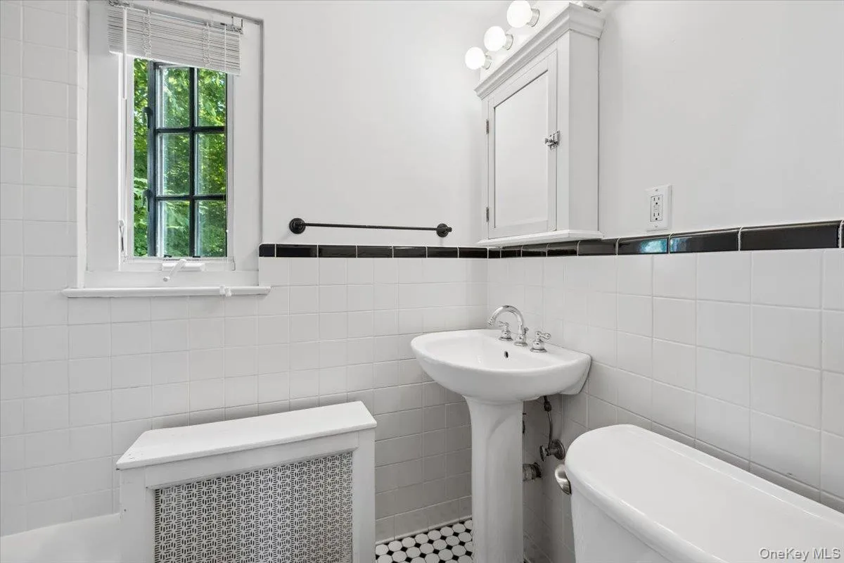 Ensuite Bathroom to First Bedroom Ensuite Bathroom to First Bedroom