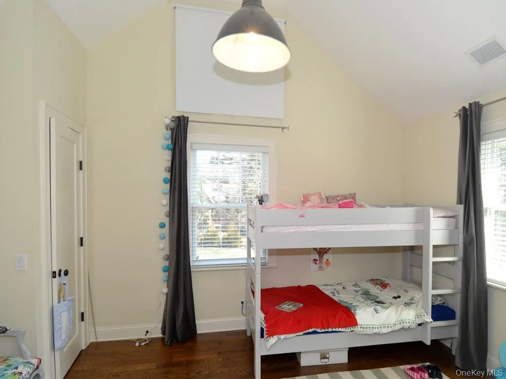 Second floor bedroom with high ceilings Second floor bedroom with high ceilings