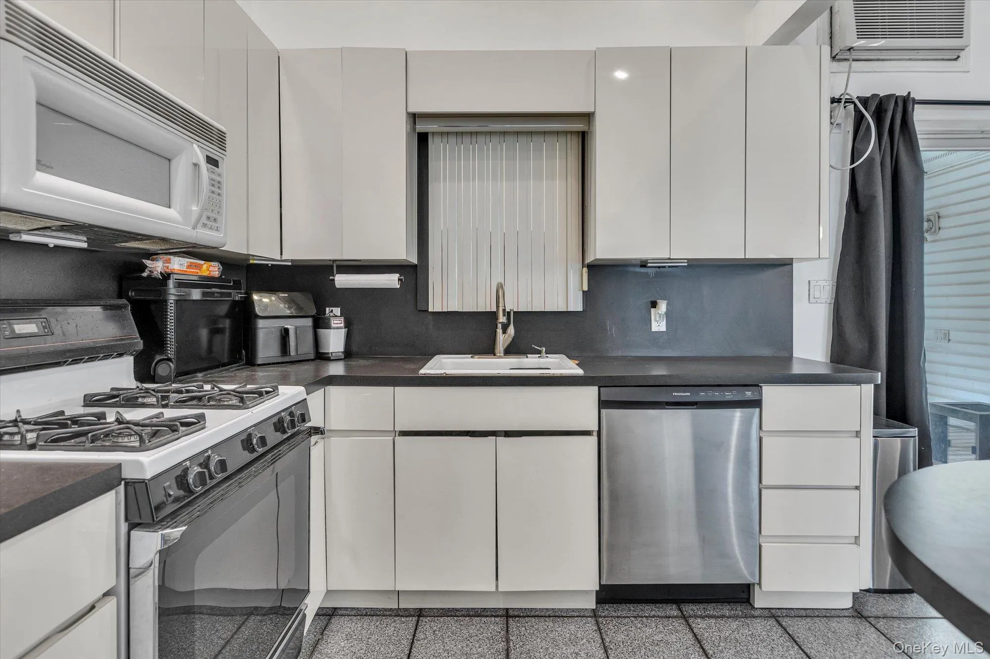 170 9th Street, Babylon, NY, 3 Bedrooms Bedrooms, 6 Rooms Rooms,1 BathroomBathrooms,Residential,For Rent,9th,0,1003940 170 9th Street, Babylon, NY, 3 Bedrooms Bedrooms, 6 Rooms Rooms,1 BathroomBathrooms,Residential,For Rent,9th,0,1003940