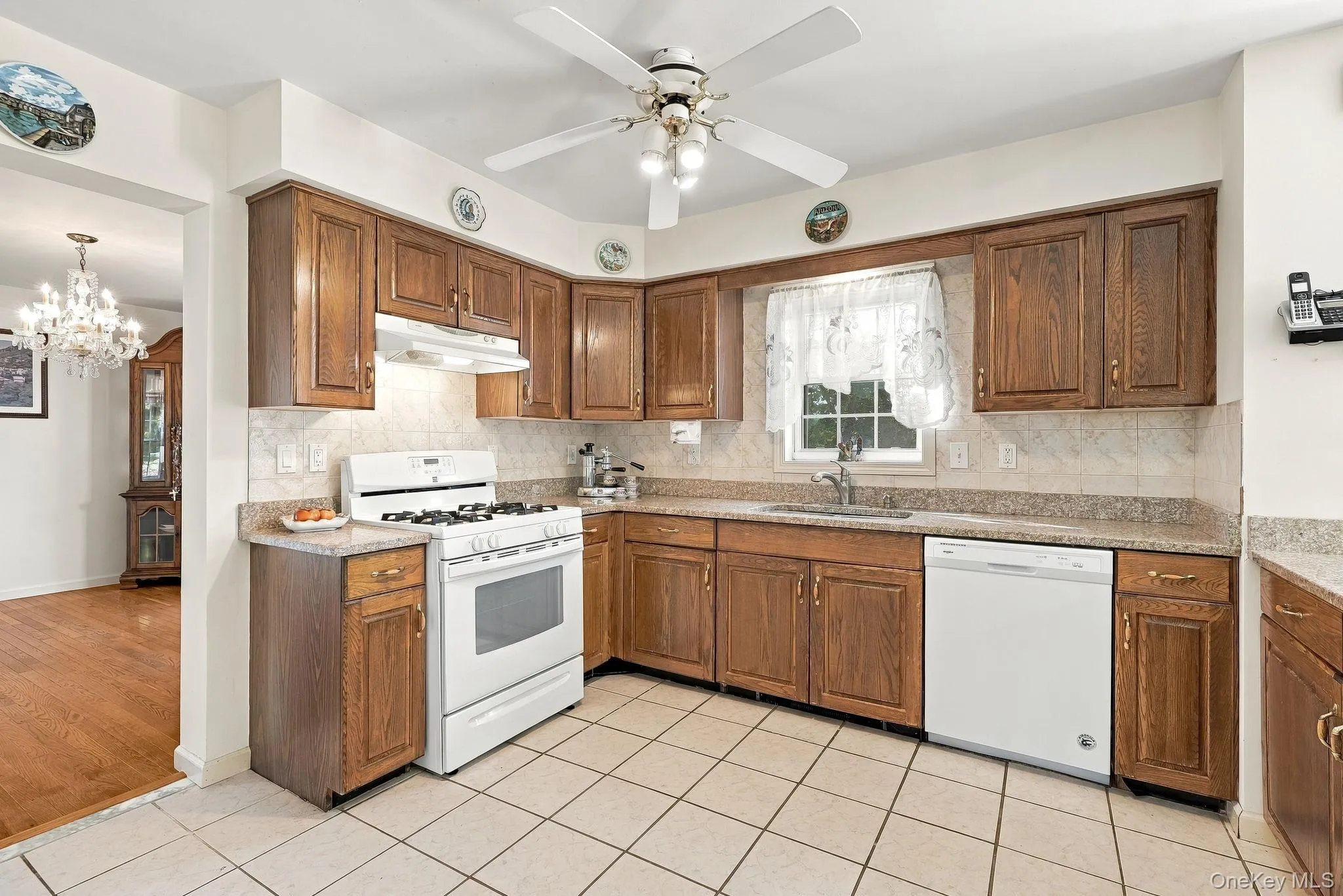 From your morning coffee through dessert at the end of the day - there's plenty of space to cook and create in this kitchen. From your morning coffee through dessert at the end of the day - there's plenty of space to cook and create in this kitchen.