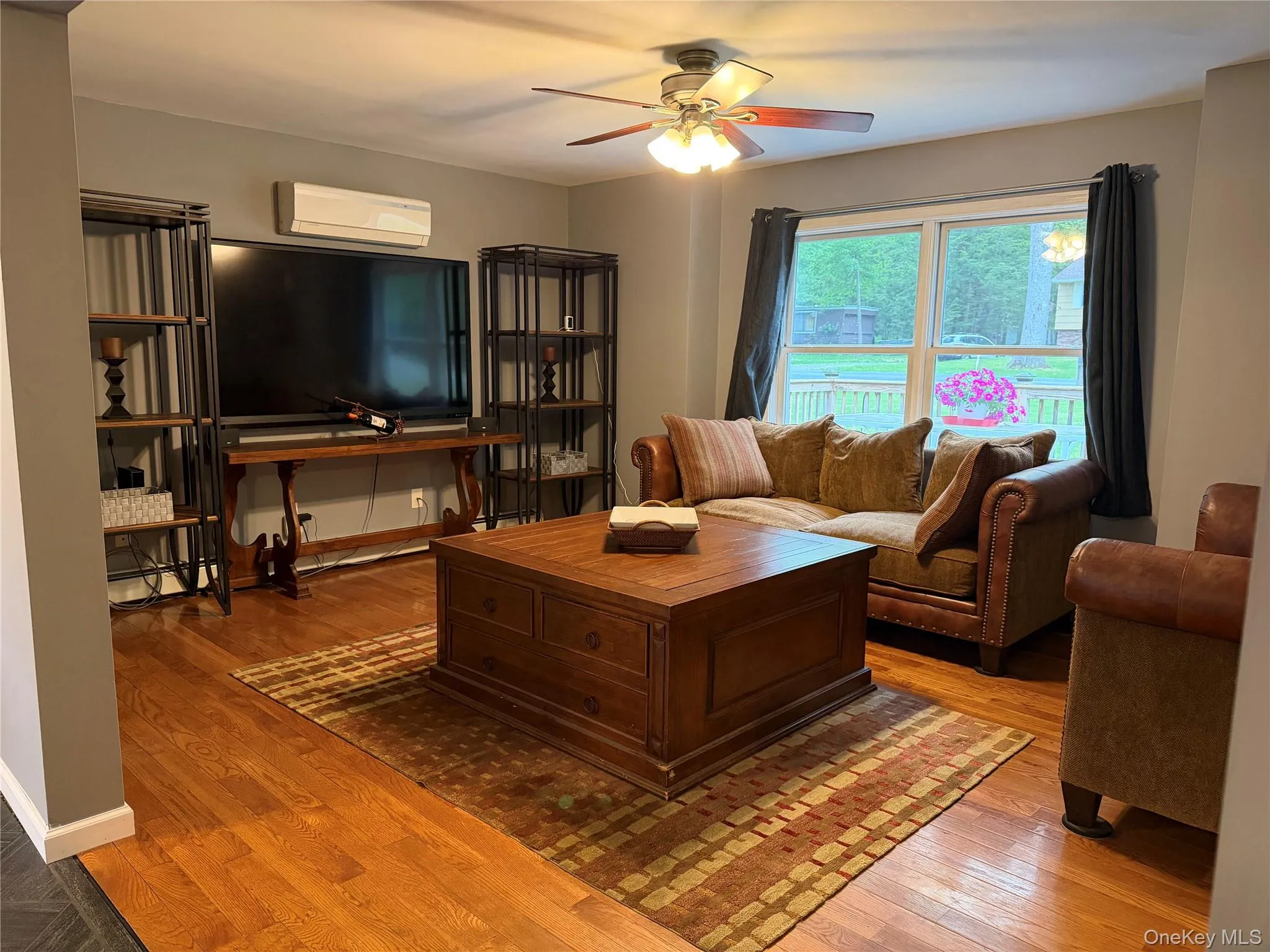 With hardwood floors With hardwood floors