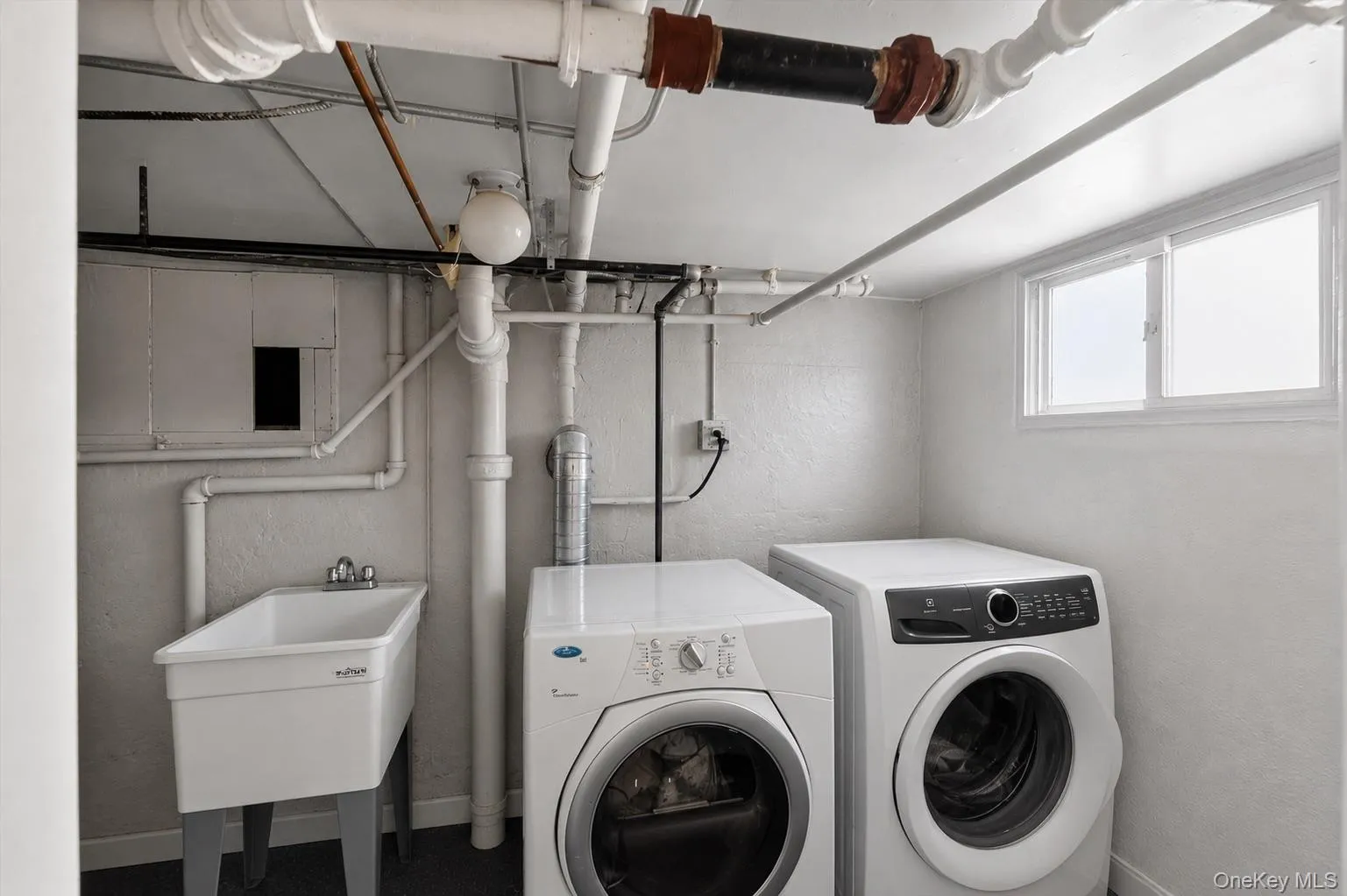 2919 Wellman Avenue, New York, NY, 3 Bedrooms Bedrooms, 5 Rooms Rooms,1 BathroomBathrooms,Residential,For Rent,Wellman,0,1003978 2919 Wellman Avenue, New York, NY, 3 Bedrooms Bedrooms, 5 Rooms Rooms,1 BathroomBathrooms,Residential,For Rent,Wellman,0,1003978