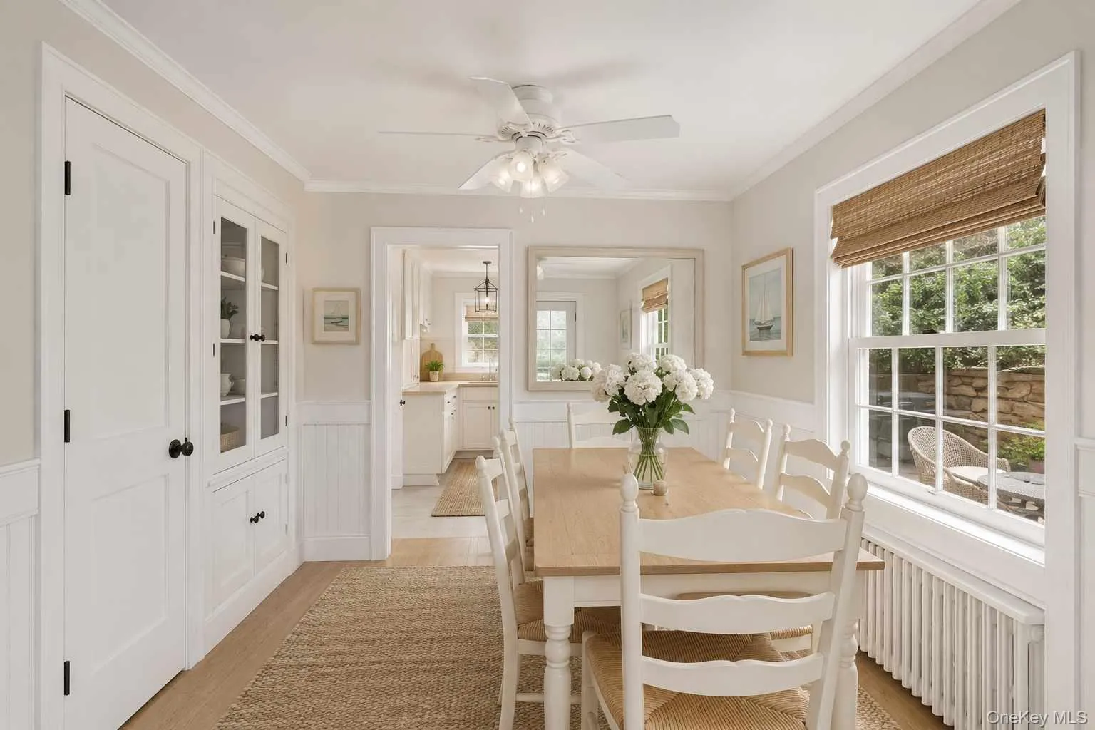 Dinette area - virtually staged Dinette area - virtually staged