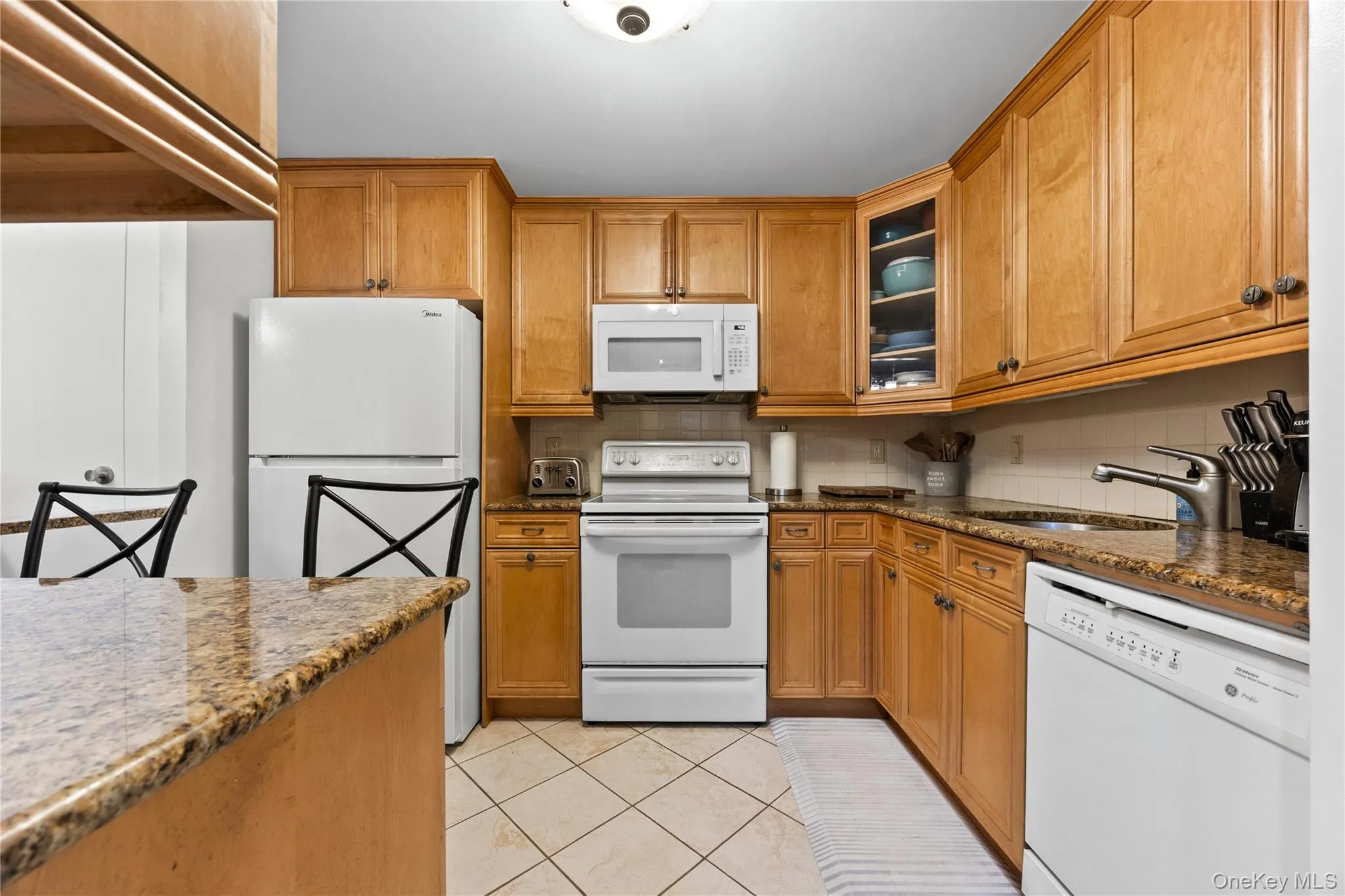 Modern kitchen with Maple kitchen cabinets and granite counter tops. Modern kitchen with Maple kitchen cabinets and granite counter tops.