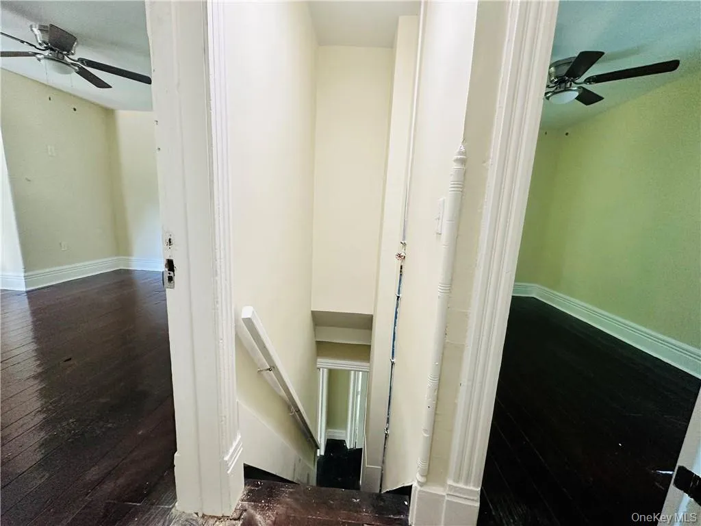 Back staircase And 2 Bedrooms Back staircase And 2 Bedrooms