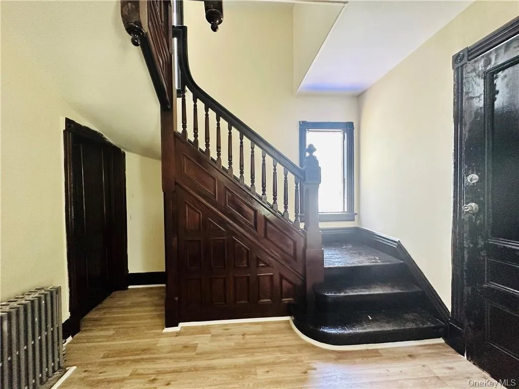 Entry Foyer Woth Front Staircase Entry Foyer Woth Front Staircase