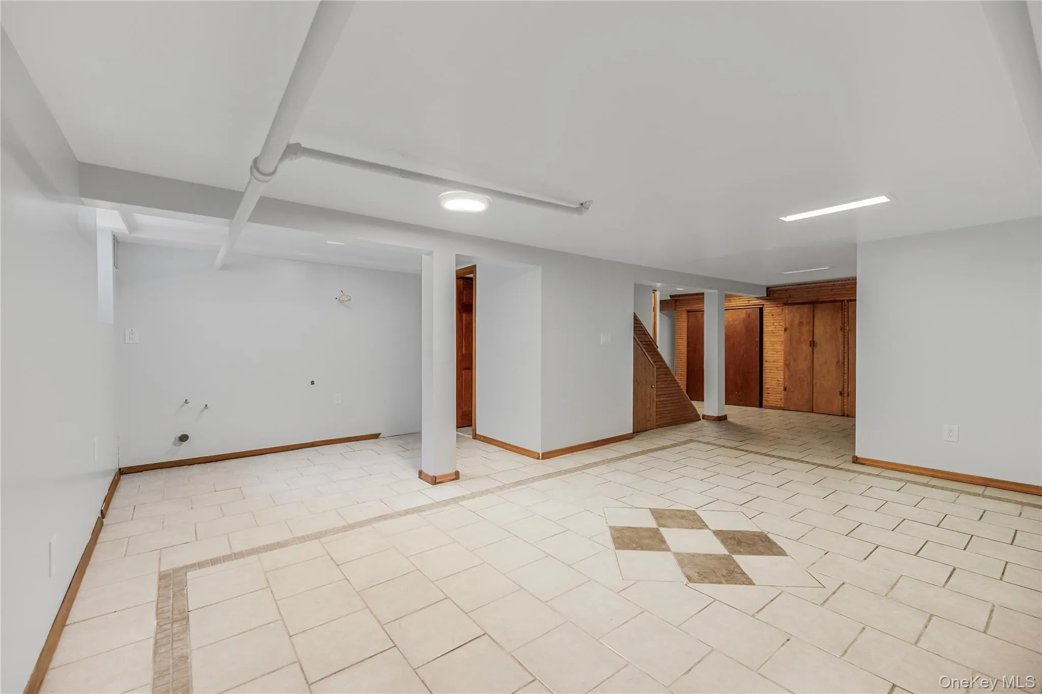 ABOUT 550 SQF IS NOT INCLODED IN LIVING AREA SQF WALK OUT TO THE GARAGE ABOUT 550 SQF IS NOT INCLODED IN LIVING AREA SQF WALK OUT TO THE GARAGE