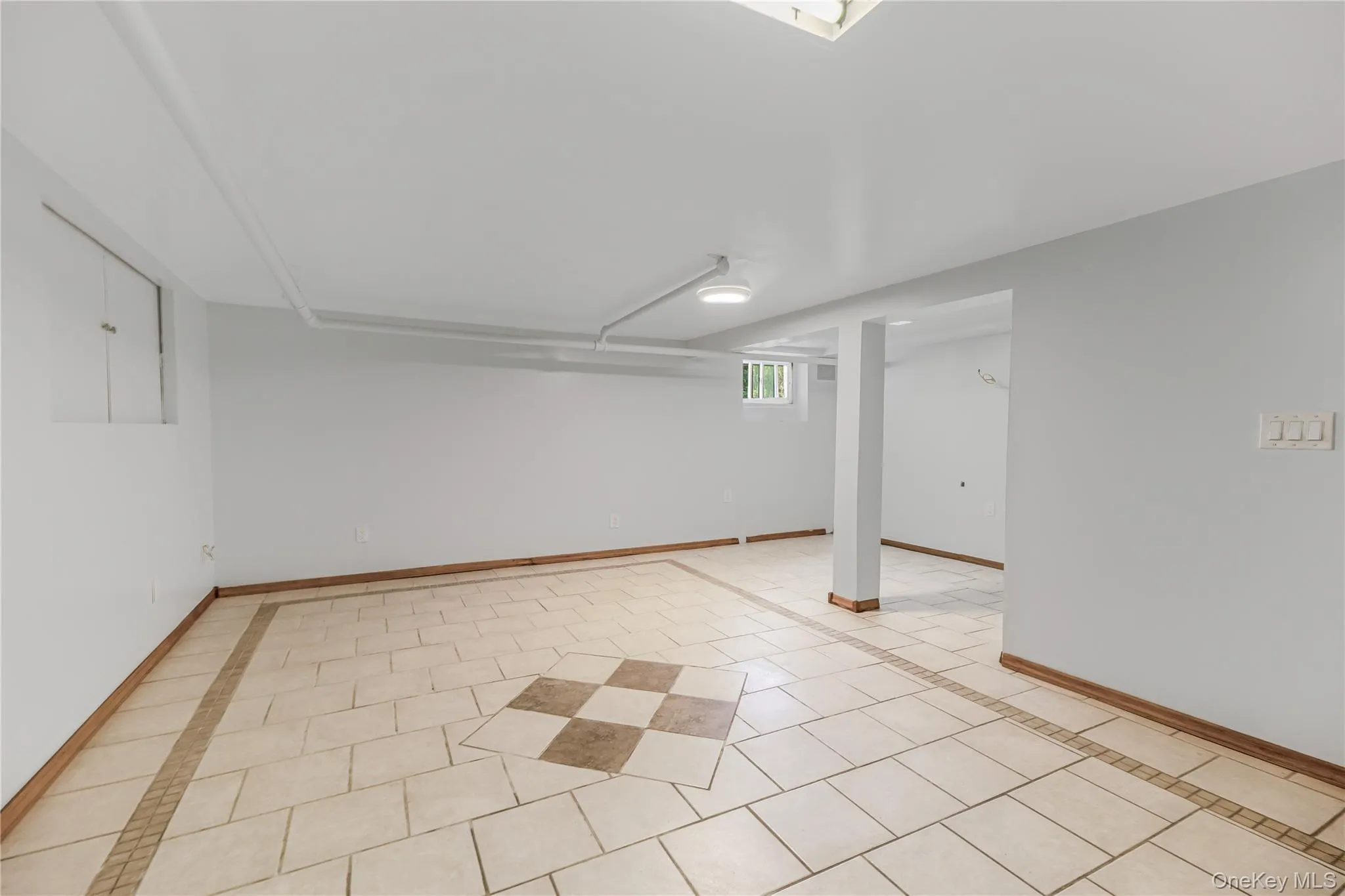 ABOUT 550 SQF IS NOT INCLODED IN LIVING AREA SQF, WALK OUT TO THE GARAGE ABOUT 550 SQF IS NOT INCLODED IN LIVING AREA SQF, WALK OUT TO THE GARAGE