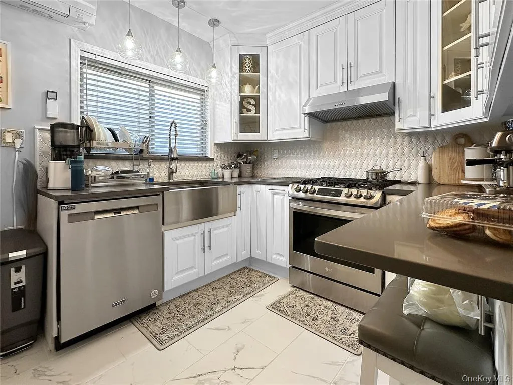 9931 213th Street, New York, NY, 3 Bedrooms Bedrooms, 11 Rooms Rooms,2 BathroomsBathrooms,Residential,For Rent,213th,0,1004016 9931 213th Street, New York, NY, 3 Bedrooms Bedrooms, 11 Rooms Rooms,2 BathroomsBathrooms,Residential,For Rent,213th,0,1004016