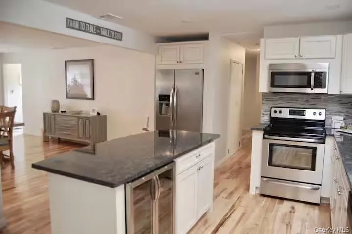 440 Longview Lane, Southold, NY, 3 Bedrooms Bedrooms, 5 Rooms Rooms,2 BathroomsBathrooms,Residential Lease,For Rent,Longview,0,1004029 440 Longview Lane, Southold, NY, 3 Bedrooms Bedrooms, 5 Rooms Rooms,2 BathroomsBathrooms,Residential Lease,For Rent,Longview,0,1004029