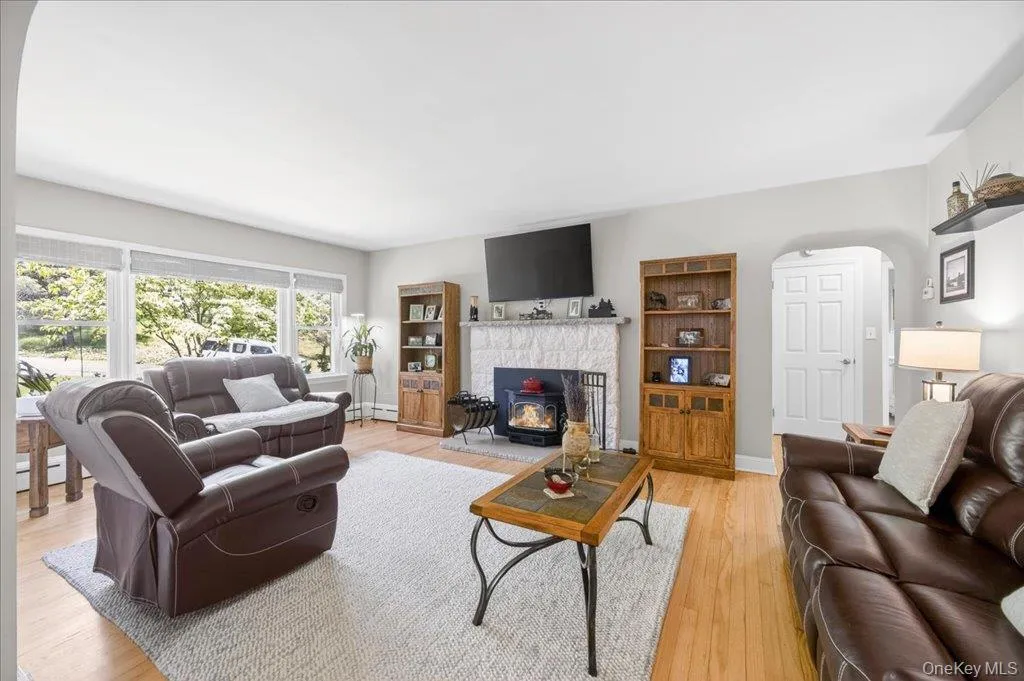 15 Maple Road, Woodbury, NY, 3 Bedrooms Bedrooms, 8 Rooms Rooms,1 BathroomBathrooms,Residential,For Rent,Maple,0,1004032 15 Maple Road, Woodbury, NY, 3 Bedrooms Bedrooms, 8 Rooms Rooms,1 BathroomBathrooms,Residential,For Rent,Maple,0,1004032