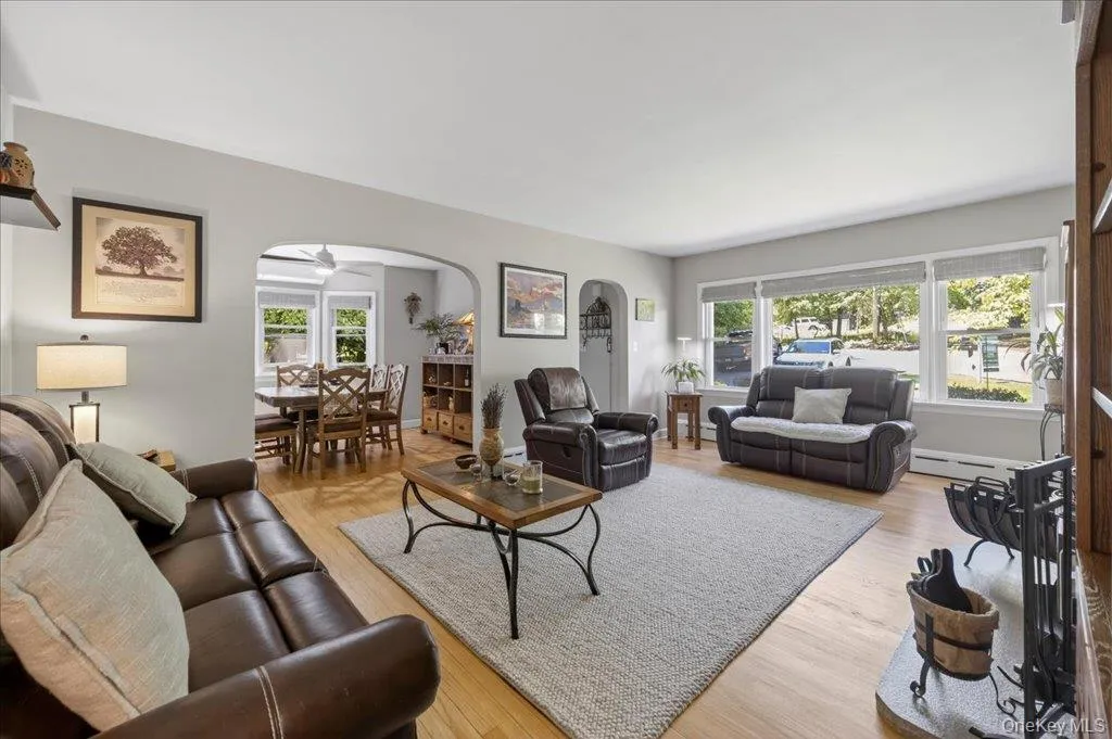 15 Maple Road, Woodbury, NY, 3 Bedrooms Bedrooms, 8 Rooms Rooms,1 BathroomBathrooms,Residential,For Rent,Maple,0,1004032 15 Maple Road, Woodbury, NY, 3 Bedrooms Bedrooms, 8 Rooms Rooms,1 BathroomBathrooms,Residential,For Rent,Maple,0,1004032