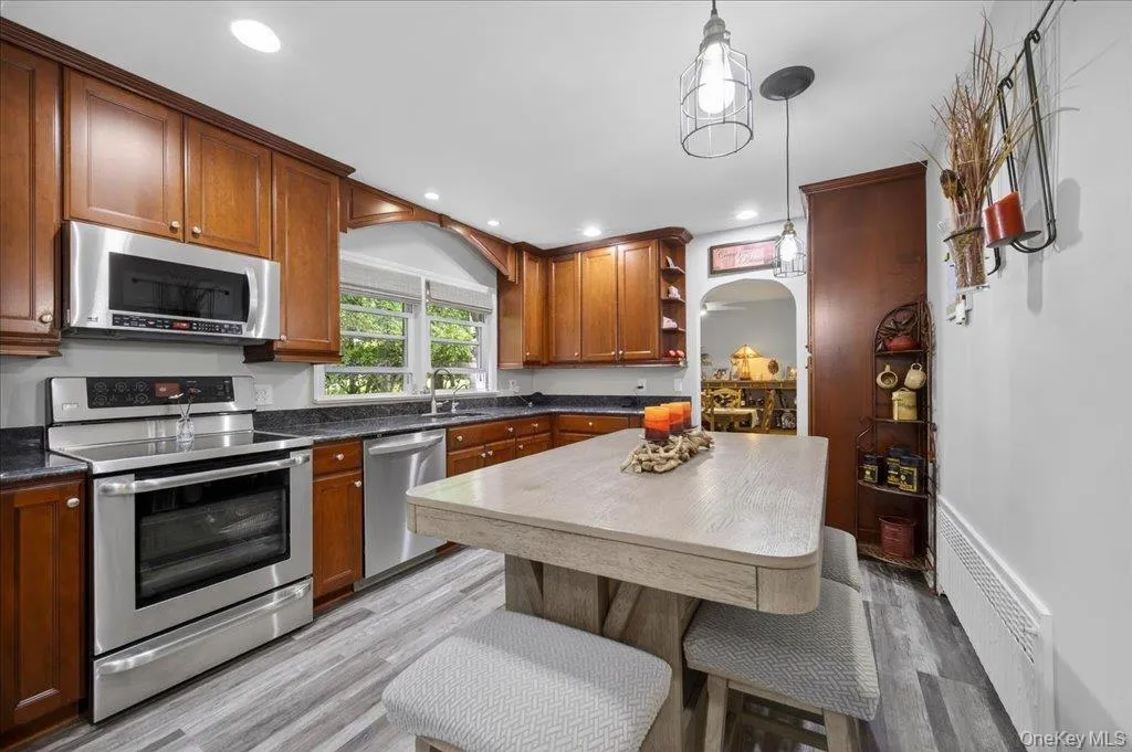 15 Maple Road, Woodbury, NY, 3 Bedrooms Bedrooms, 8 Rooms Rooms,1 BathroomBathrooms,Residential,For Rent,Maple,0,1004032 15 Maple Road, Woodbury, NY, 3 Bedrooms Bedrooms, 8 Rooms Rooms,1 BathroomBathrooms,Residential,For Rent,Maple,0,1004032
