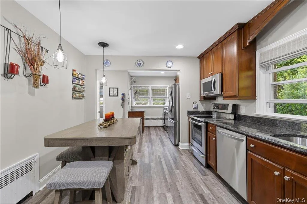 15 Maple Road, Woodbury, NY, 3 Bedrooms Bedrooms, 8 Rooms Rooms,1 BathroomBathrooms,Residential,For Rent,Maple,0,1004032 15 Maple Road, Woodbury, NY, 3 Bedrooms Bedrooms, 8 Rooms Rooms,1 BathroomBathrooms,Residential,For Rent,Maple,0,1004032