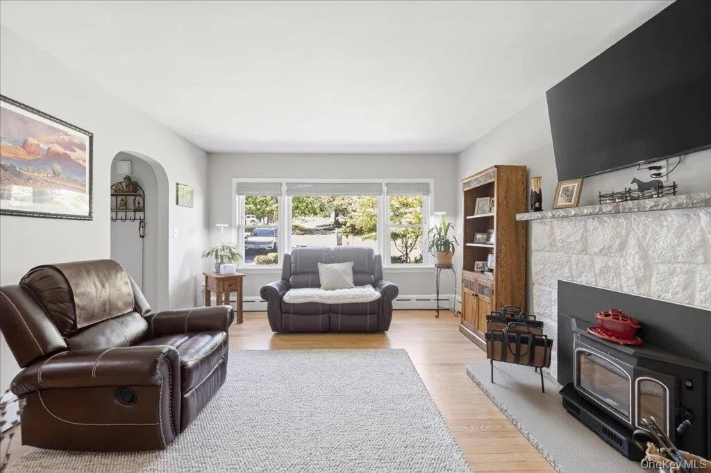 15 Maple Road, Woodbury, NY, 3 Bedrooms Bedrooms, 8 Rooms Rooms,1 BathroomBathrooms,Residential,For Rent,Maple,0,1004032 15 Maple Road, Woodbury, NY, 3 Bedrooms Bedrooms, 8 Rooms Rooms,1 BathroomBathrooms,Residential,For Rent,Maple,0,1004032