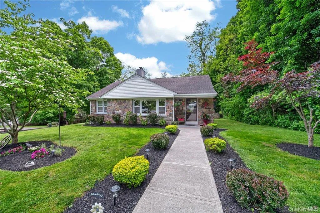 15 Maple Road, Woodbury, NY, 3 Bedrooms Bedrooms, 8 Rooms Rooms,1 BathroomBathrooms,Residential,For Rent,Maple,0,1004032 15 Maple Road, Woodbury, NY, 3 Bedrooms Bedrooms, 8 Rooms Rooms,1 BathroomBathrooms,Residential,For Rent,Maple,0,1004032