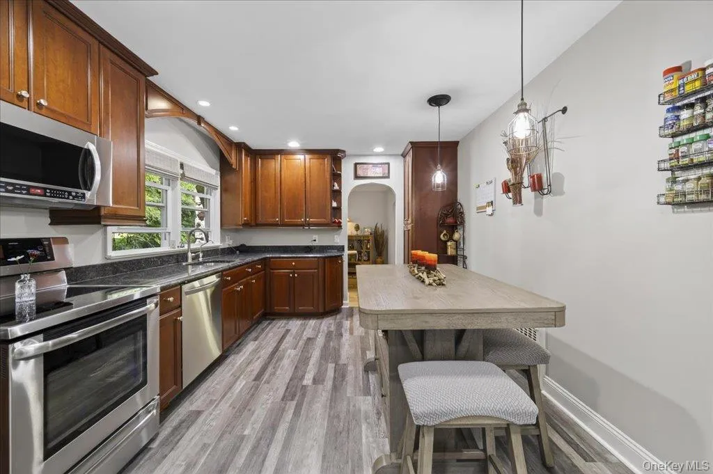 15 Maple Road, Woodbury, NY, 3 Bedrooms Bedrooms, 8 Rooms Rooms,1 BathroomBathrooms,Residential,For Rent,Maple,0,1004032 15 Maple Road, Woodbury, NY, 3 Bedrooms Bedrooms, 8 Rooms Rooms,1 BathroomBathrooms,Residential,For Rent,Maple,0,1004032