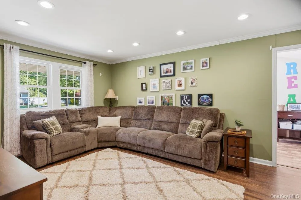 10 Hollingwood Drive, Brookhaven, NY, 4 Bedrooms Bedrooms, 9 Rooms Rooms,1 BathroomBathrooms,Residential,For Rent,Hollingwood,0,1004068 10 Hollingwood Drive, Brookhaven, NY, 4 Bedrooms Bedrooms, 9 Rooms Rooms,1 BathroomBathrooms,Residential,For Rent,Hollingwood,0,1004068