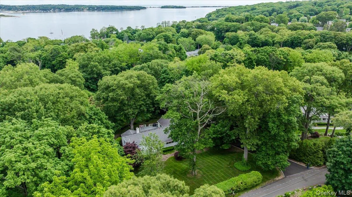 Huntington Bay is right down the road..yours to explore, every day, all year. Huntington Bay is right down the road..yours to explore, every day, all year.