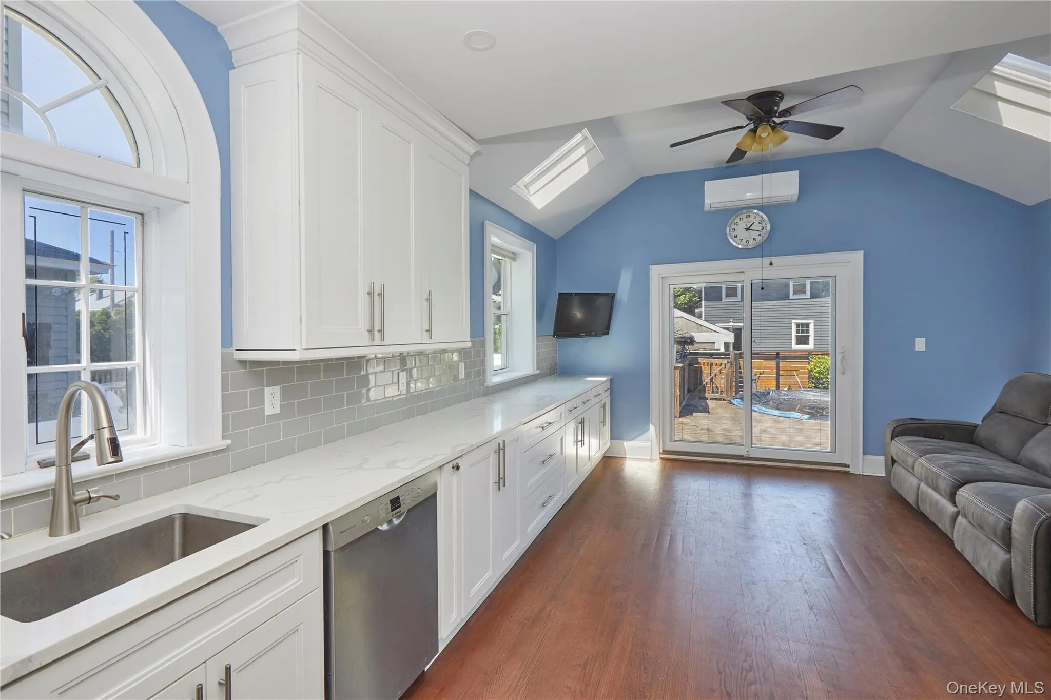 43 E Raleigh Avenue, New York, NY, 3 Bedrooms Bedrooms, 7 Rooms Rooms,1 BathroomBathrooms,Residential,For Rent,E Raleigh,0,1004082 43 E Raleigh Avenue, New York, NY, 3 Bedrooms Bedrooms, 7 Rooms Rooms,1 BathroomBathrooms,Residential,For Rent,E Raleigh,0,1004082