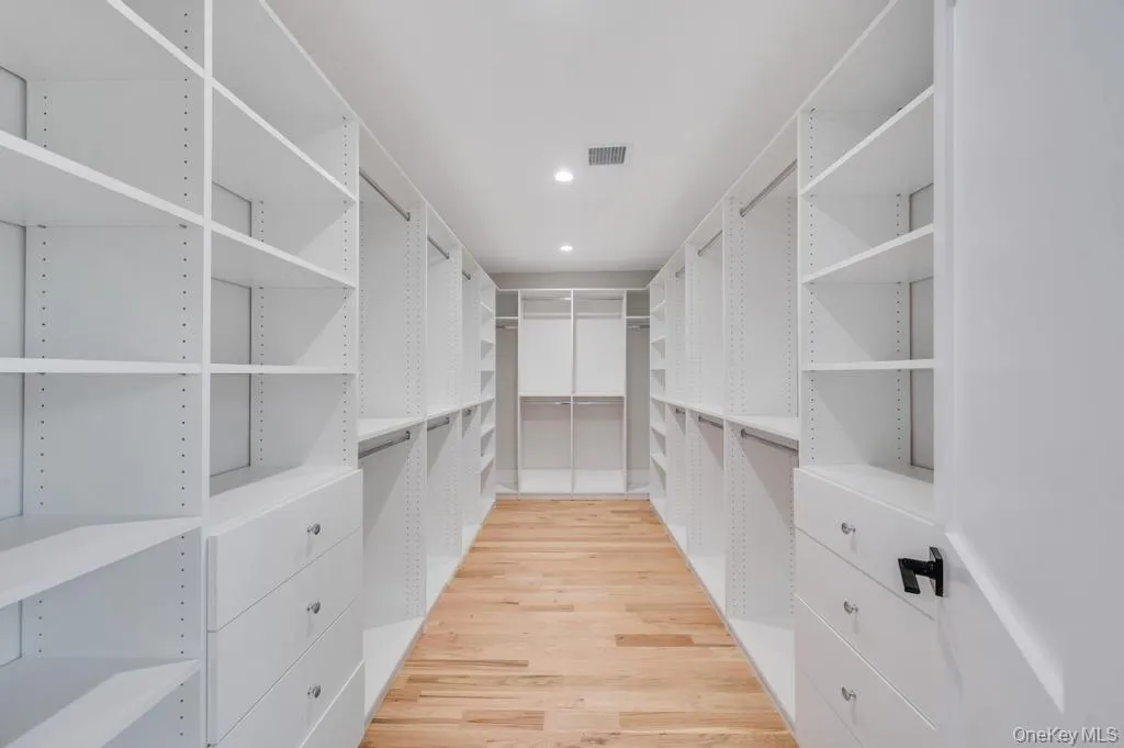 124 North Drive, Oyster Bay, NY, 5 Bedrooms Bedrooms, 9 Rooms Rooms,4 BathroomsBathrooms,Residential,For Rent,North,0,1004084 124 North Drive, Oyster Bay, NY, 5 Bedrooms Bedrooms, 9 Rooms Rooms,4 BathroomsBathrooms,Residential,For Rent,North,0,1004084