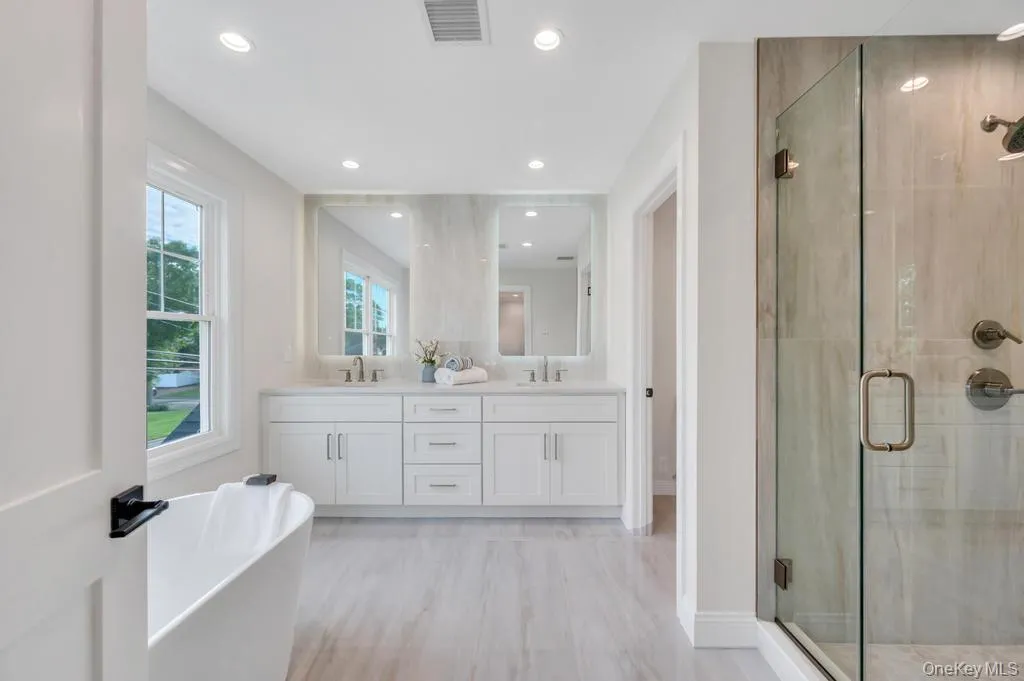 124 North Drive, Oyster Bay, NY, 5 Bedrooms Bedrooms, 9 Rooms Rooms,4 BathroomsBathrooms,Residential,For Rent,North,0,1004084 124 North Drive, Oyster Bay, NY, 5 Bedrooms Bedrooms, 9 Rooms Rooms,4 BathroomsBathrooms,Residential,For Rent,North,0,1004084