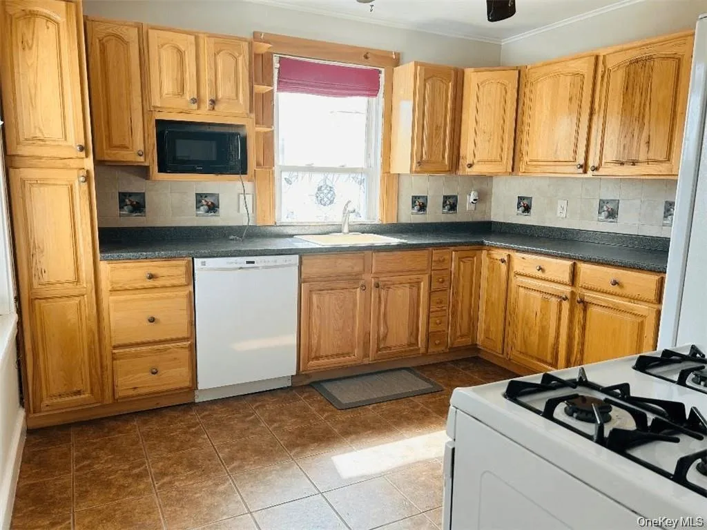 12 Parry Avenue, Highlands, NY, 2 Bedrooms Bedrooms, 6 Rooms Rooms,1 BathroomBathrooms,Residential Lease,For Rent,Parry,0,1004106 12 Parry Avenue, Highlands, NY, 2 Bedrooms Bedrooms, 6 Rooms Rooms,1 BathroomBathrooms,Residential Lease,For Rent,Parry,0,1004106