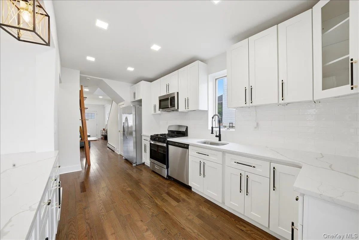916 Clarence Avenue, New York, NY, 3 Bedrooms Bedrooms, 8 Rooms Rooms,3 BathroomsBathrooms,Residential,For Rent,Clarence,0,1004136 916 Clarence Avenue, New York, NY, 3 Bedrooms Bedrooms, 8 Rooms Rooms,3 BathroomsBathrooms,Residential,For Rent,Clarence,0,1004136