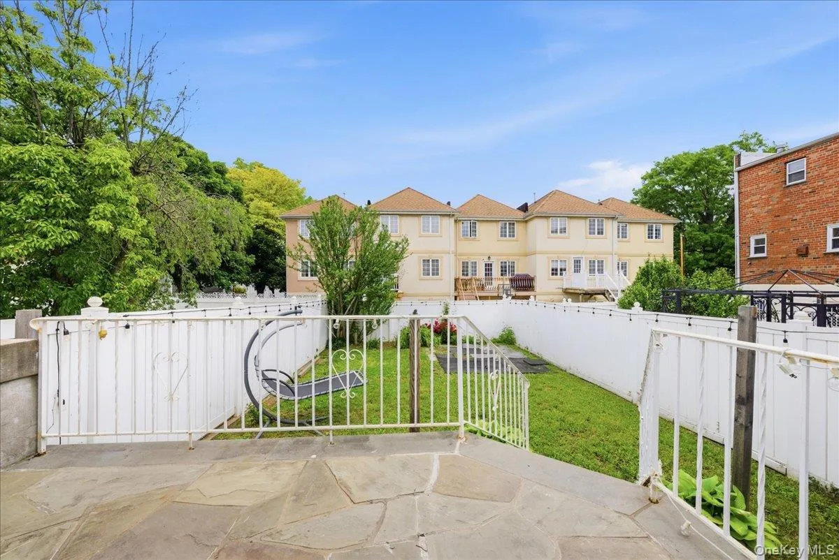 916 Clarence Avenue, New York, NY, 3 Bedrooms Bedrooms, 8 Rooms Rooms,3 BathroomsBathrooms,Residential,For Rent,Clarence,0,1004136 916 Clarence Avenue, New York, NY, 3 Bedrooms Bedrooms, 8 Rooms Rooms,3 BathroomsBathrooms,Residential,For Rent,Clarence,0,1004136