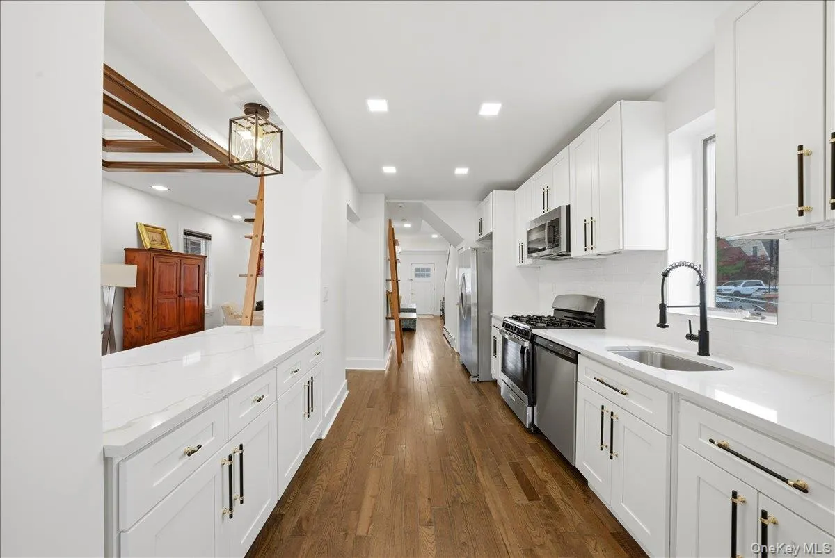 916 Clarence Avenue, New York, NY, 3 Bedrooms Bedrooms, 8 Rooms Rooms,3 BathroomsBathrooms,Residential,For Rent,Clarence,0,1004136 916 Clarence Avenue, New York, NY, 3 Bedrooms Bedrooms, 8 Rooms Rooms,3 BathroomsBathrooms,Residential,For Rent,Clarence,0,1004136