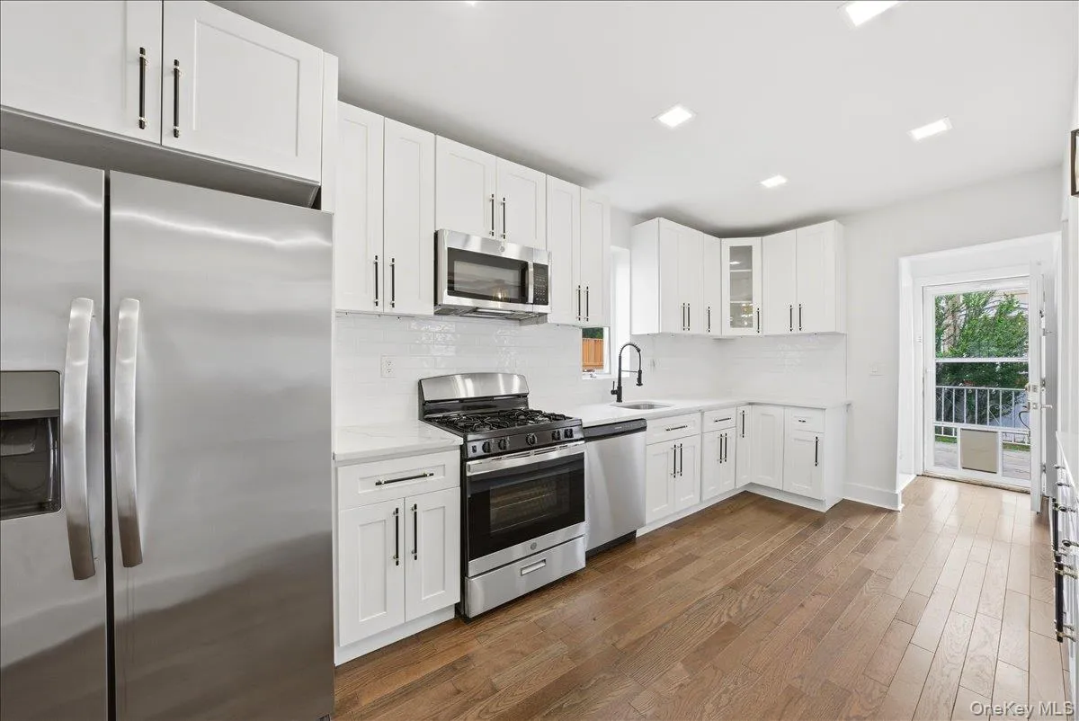 916 Clarence Avenue, New York, NY, 3 Bedrooms Bedrooms, 8 Rooms Rooms,3 BathroomsBathrooms,Residential,For Rent,Clarence,0,1004136 916 Clarence Avenue, New York, NY, 3 Bedrooms Bedrooms, 8 Rooms Rooms,3 BathroomsBathrooms,Residential,For Rent,Clarence,0,1004136