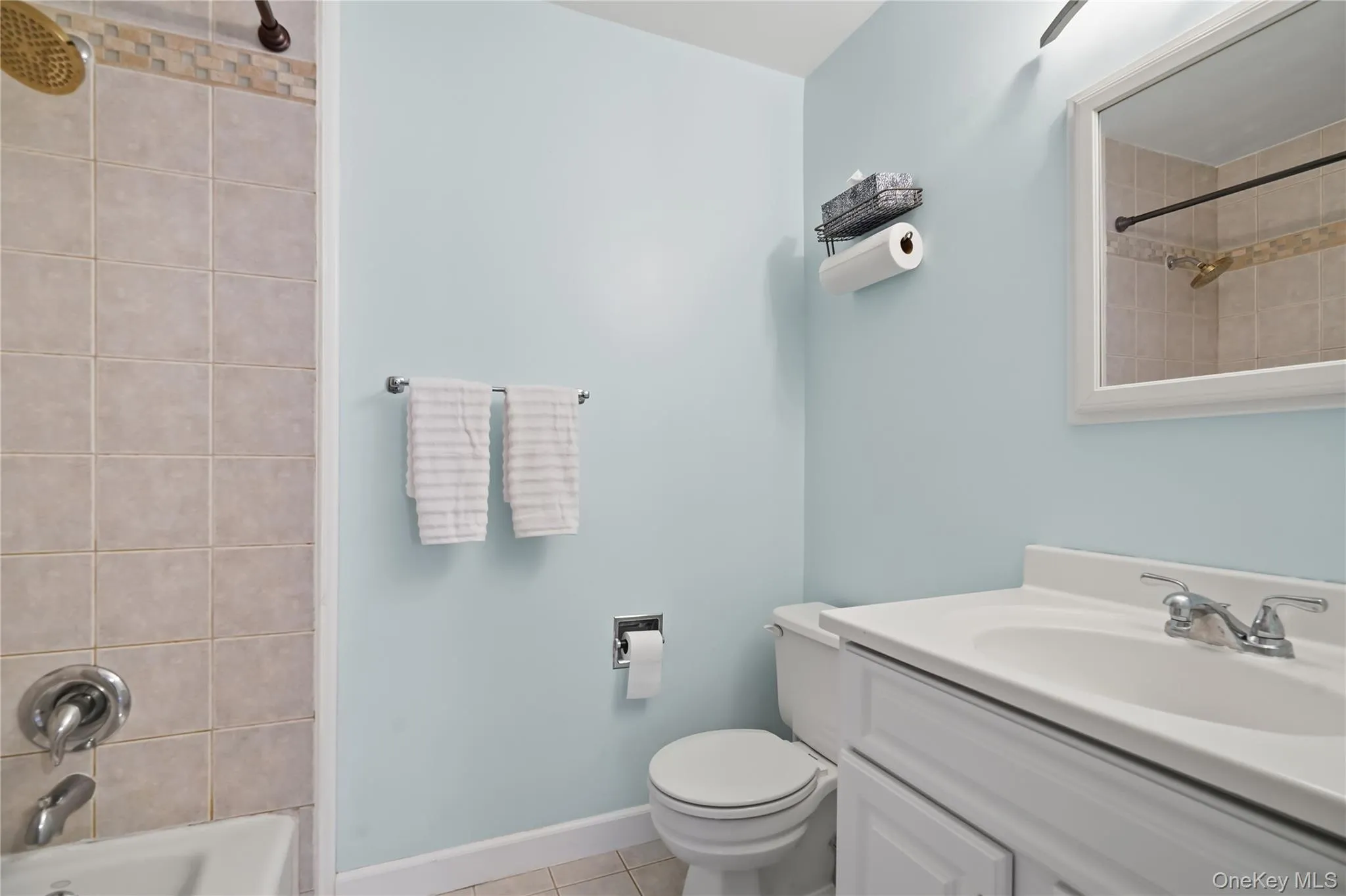En suite bath with tub/shower combination in second bedroom En suite bath with tub/shower combination in second bedroom