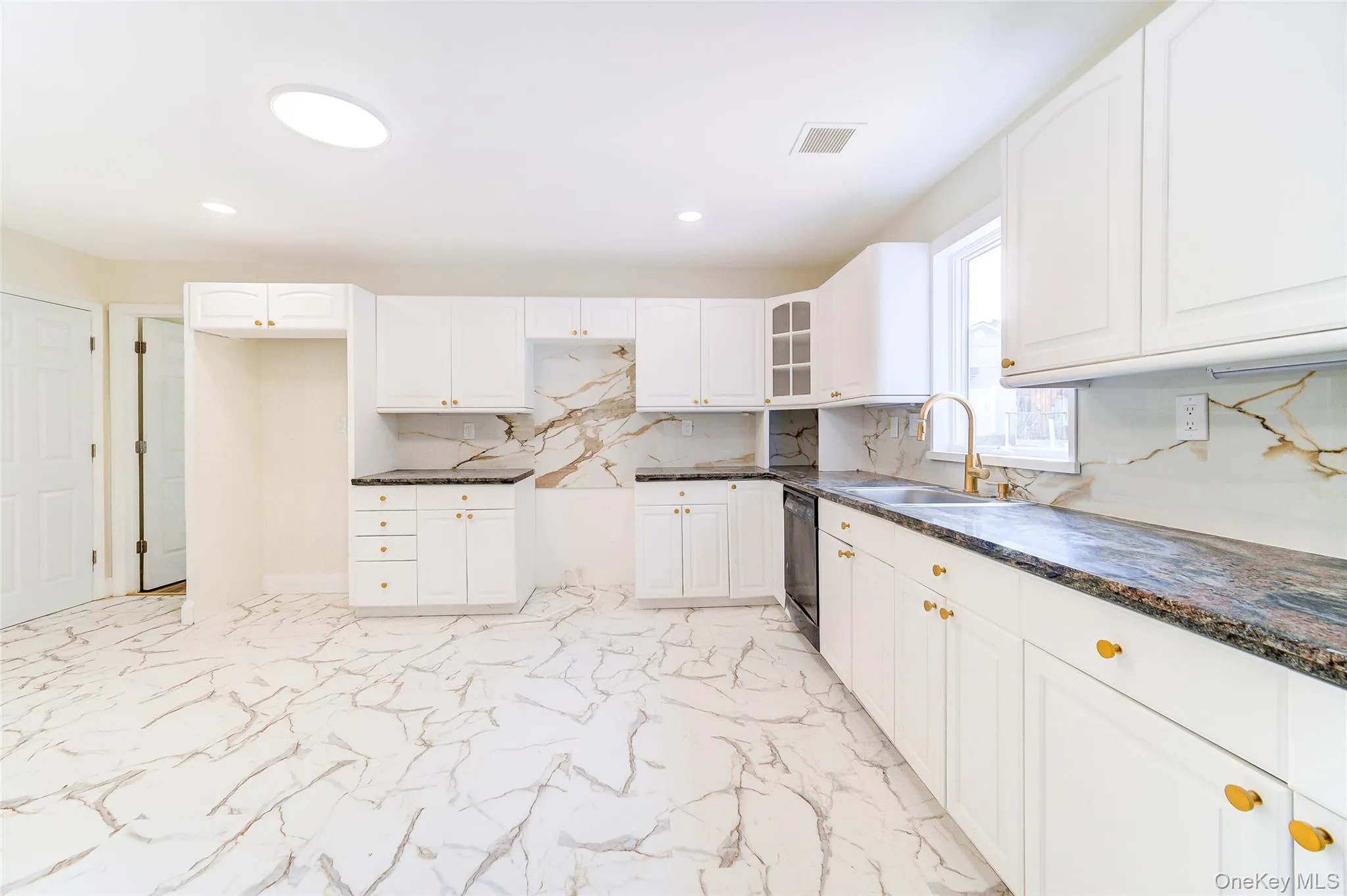 3 Knapp Lane, Clarkstown, NY, 5 Bedrooms Bedrooms, 13 Rooms Rooms,3 BathroomsBathrooms,Residential,For Rent,Knapp,0,1004166 3 Knapp Lane, Clarkstown, NY, 5 Bedrooms Bedrooms, 13 Rooms Rooms,3 BathroomsBathrooms,Residential,For Rent,Knapp,0,1004166
