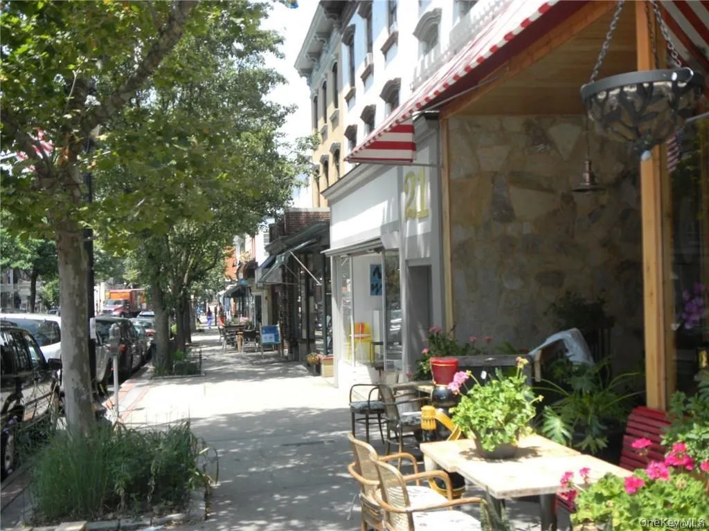 Tarrytown has it all... fine & casual dining venues, coffee shops, ice cream & sweet shops, shopping & much more... Tarrytown has it all... fine & casual dining venues, coffee shops, ice cream & sweet shops, shopping & much more...