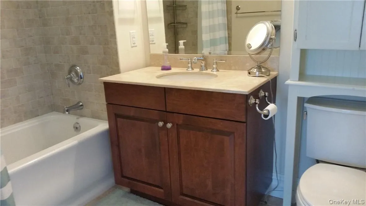 4th floor full hall bath with tub/shower combo... 4th floor full hall bath with tub/shower combo...