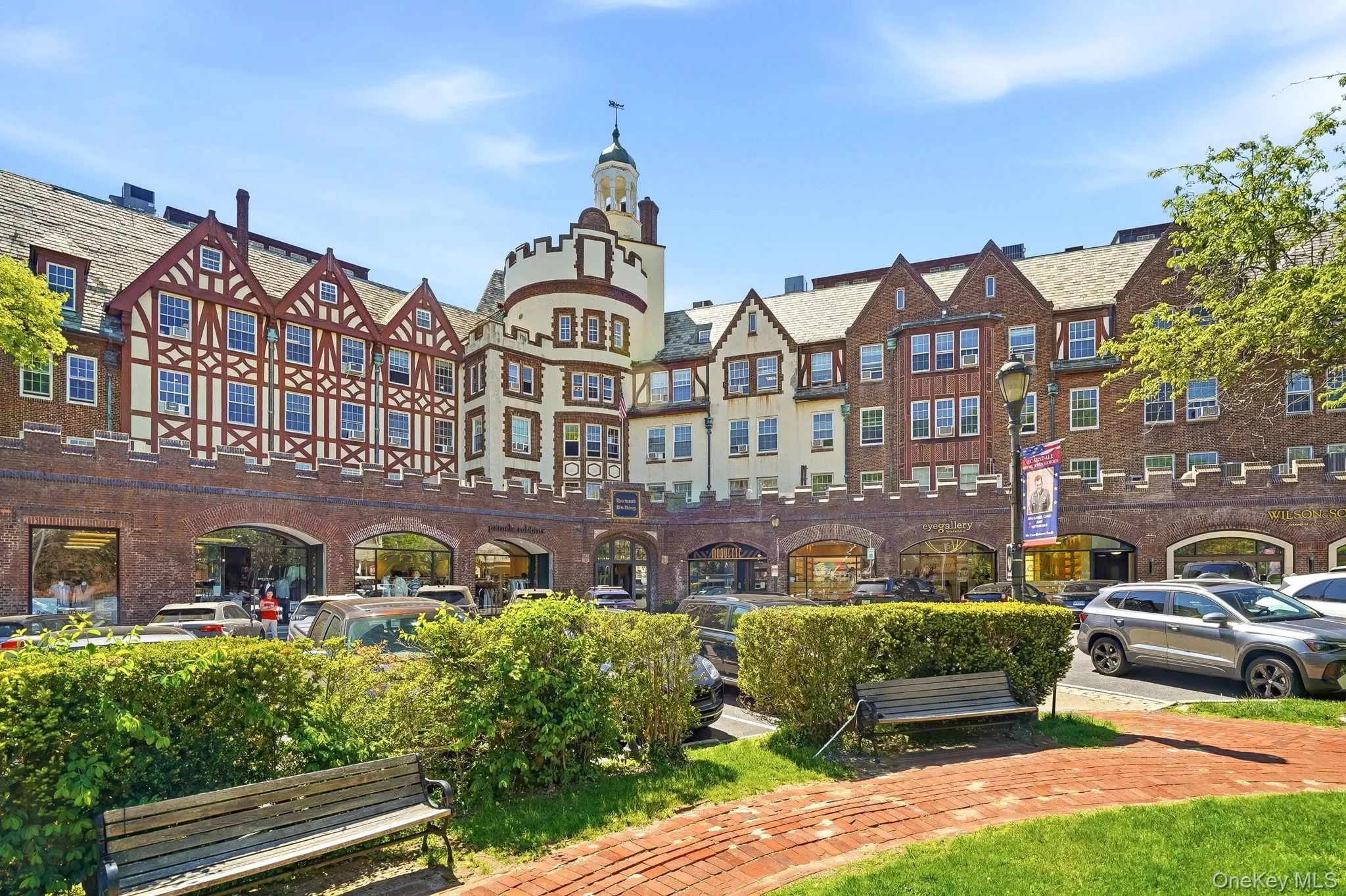 Charming Scarsdale village center filled with dining, shopping, and local conveniences. Charming Scarsdale village center filled with dining, shopping, and local conveniences.
