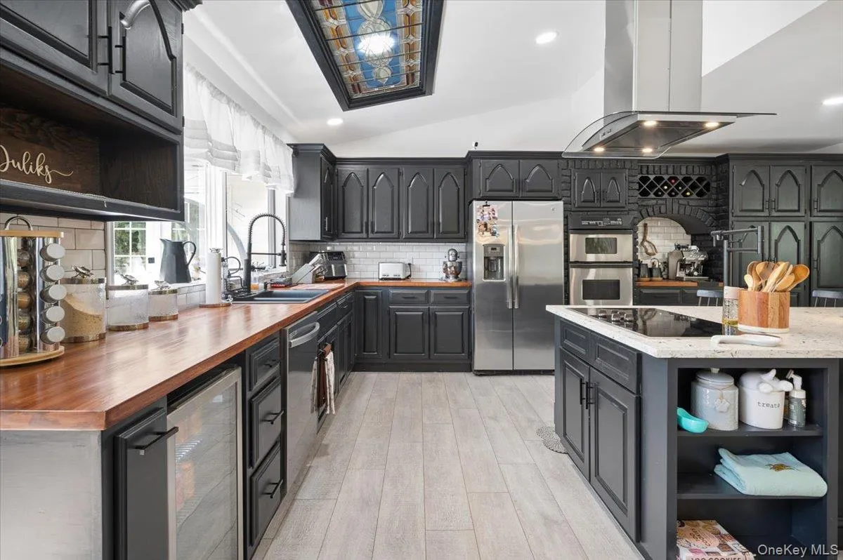 Entertainer's Details: Equipped with high-end stainless steel appliances, a built-in wine cooler, and a unique stained-glass ceiling feature. Entertainer's Details: Equipped with high-end stainless steel appliances, a built-in wine cooler, and a unique stained-glass ceiling feature.