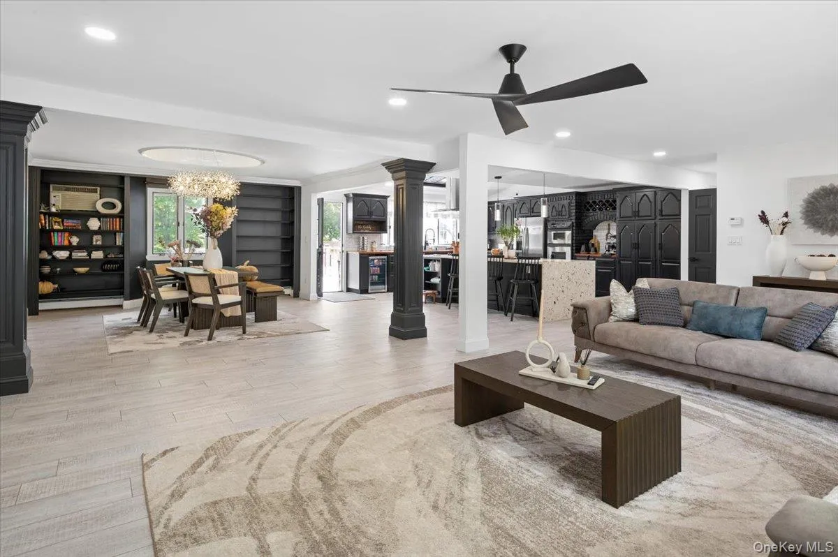The seamless flow draws you instantly into the home's true focal point. The seamless flow draws you instantly into the home's true focal point.