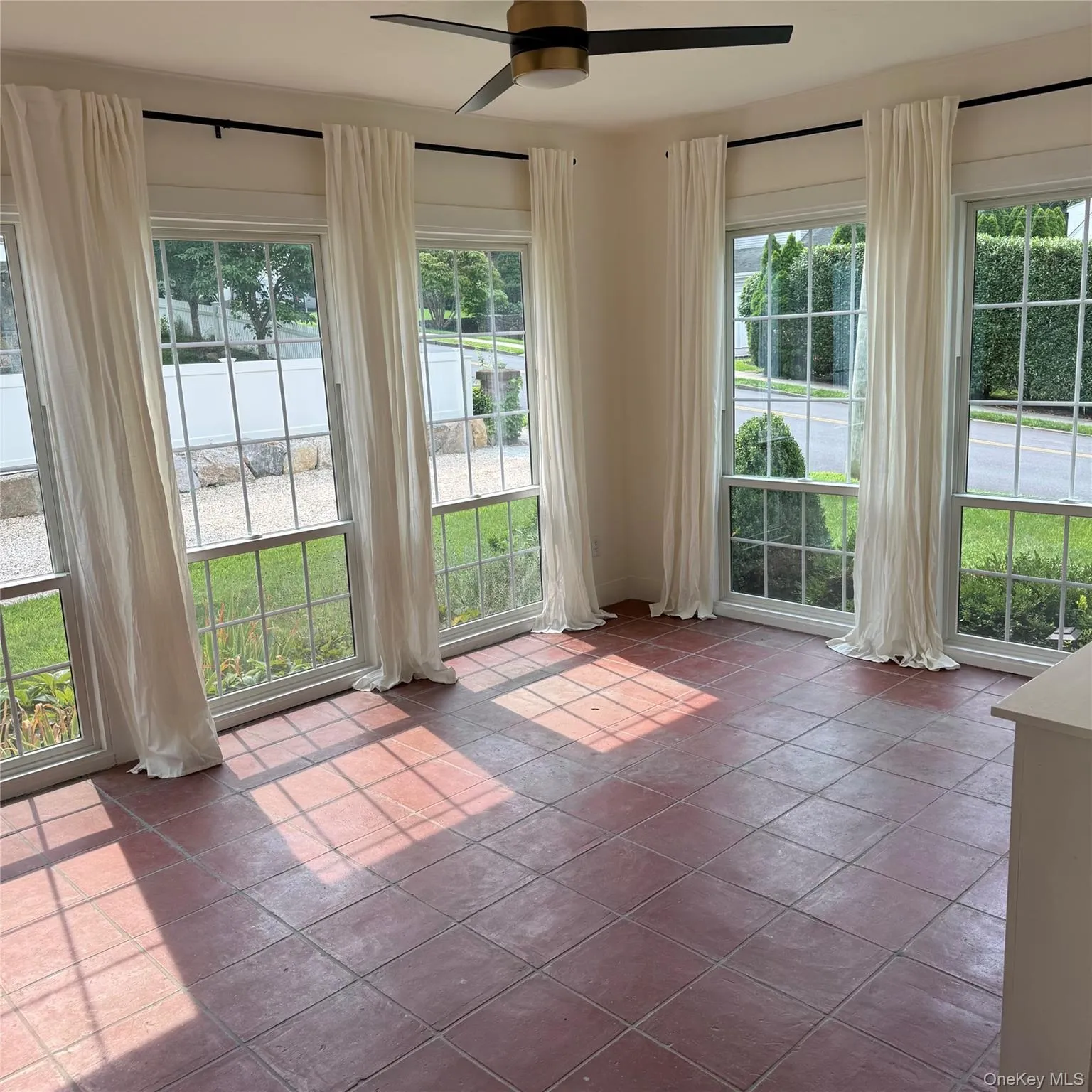 Full sun and tranquil all glass sun room to relax Full sun and tranquil all glass sun room to relax
